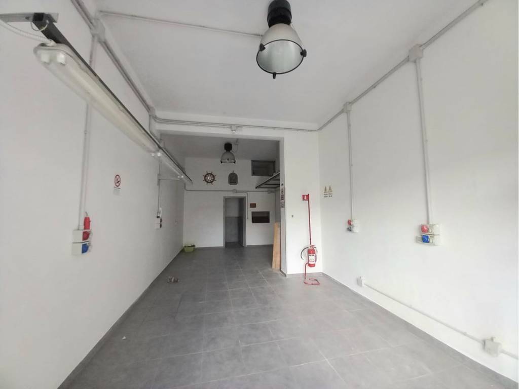 negozio in vendita a Napoli in zona Capodimonte / Colli Aminei