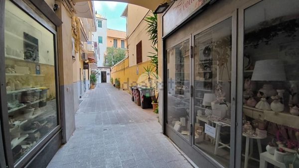 negozio in vendita a Napoli in zona Vomero