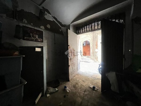 locale di sgombero in vendita a Napoli in zona Mercato