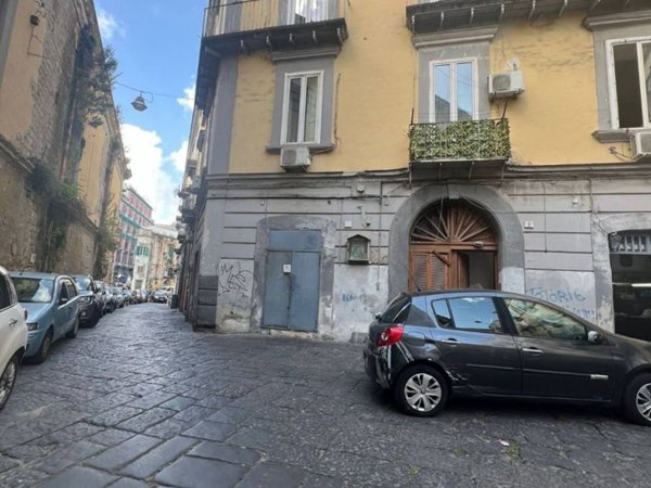 appartamento in vendita a Napoli in zona San Carlo all'Arena