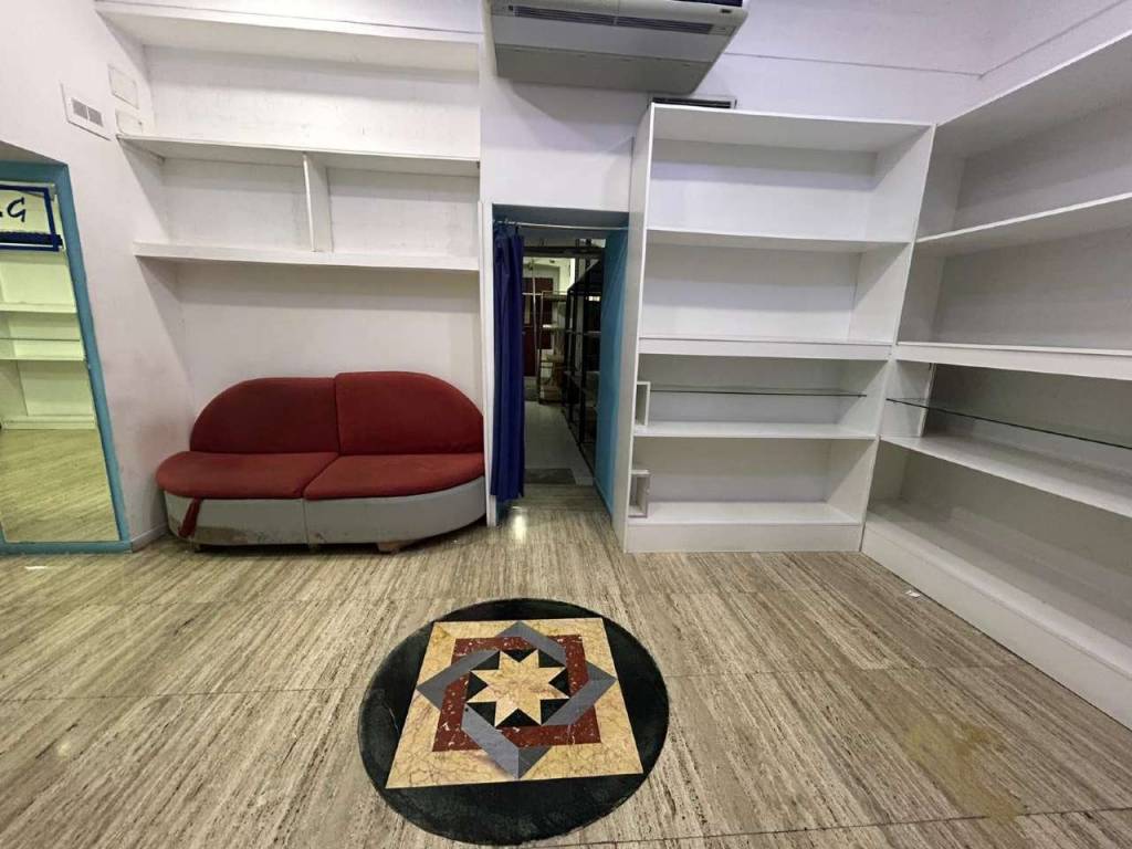 negozio in vendita a Napoli in zona Chiaia