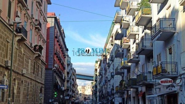 locale commerciale in vendita a Napoli in zona San Carlo all'Arena