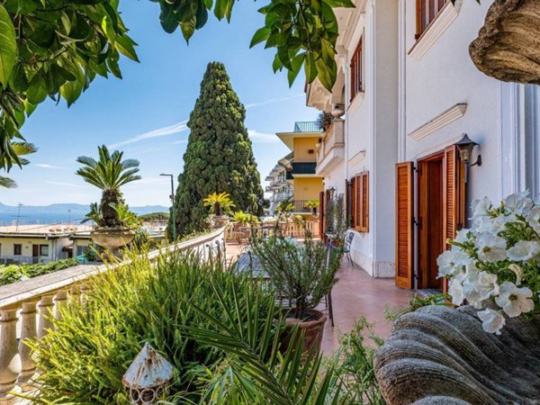 casa indipendente in vendita a Napoli in zona Posillipo