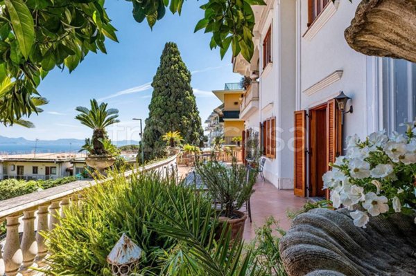 casa indipendente in vendita a Napoli in zona Posillipo
