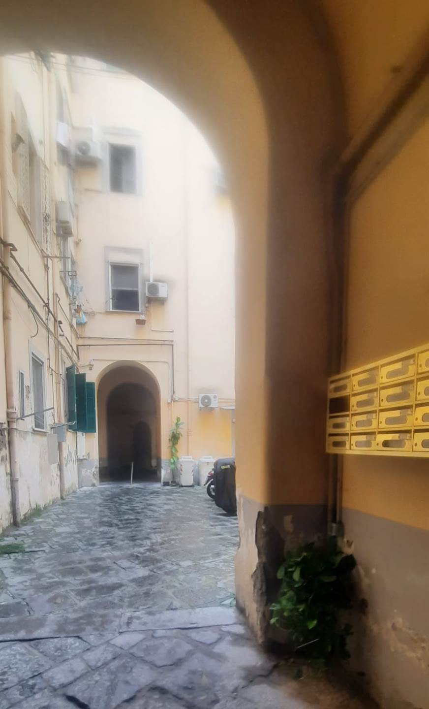 appartamento in vendita a Napoli in zona Chiaia