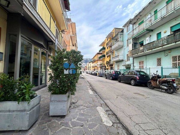 negozio in vendita a Napoli in zona Pianura