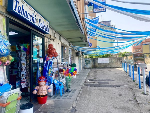 locale commerciale in vendita a Napoli in zona Capodimonte / Colli Aminei