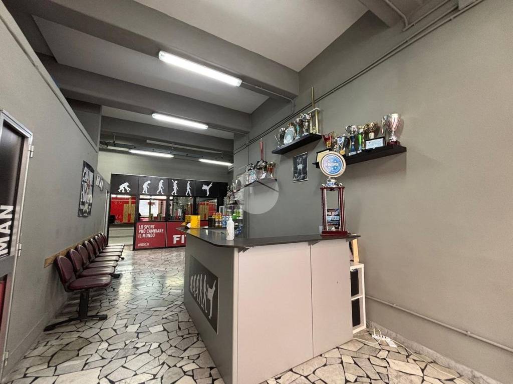 negozio in vendita a Napoli in zona Capodichino