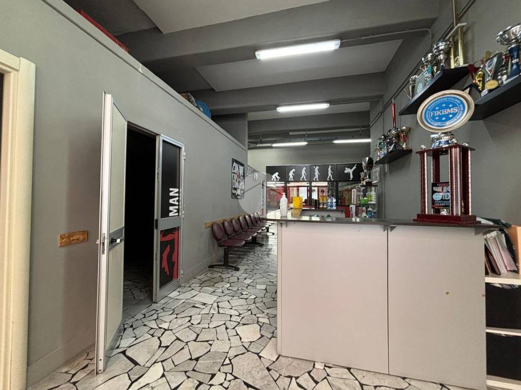 negozio in vendita a Napoli in zona Capodichino