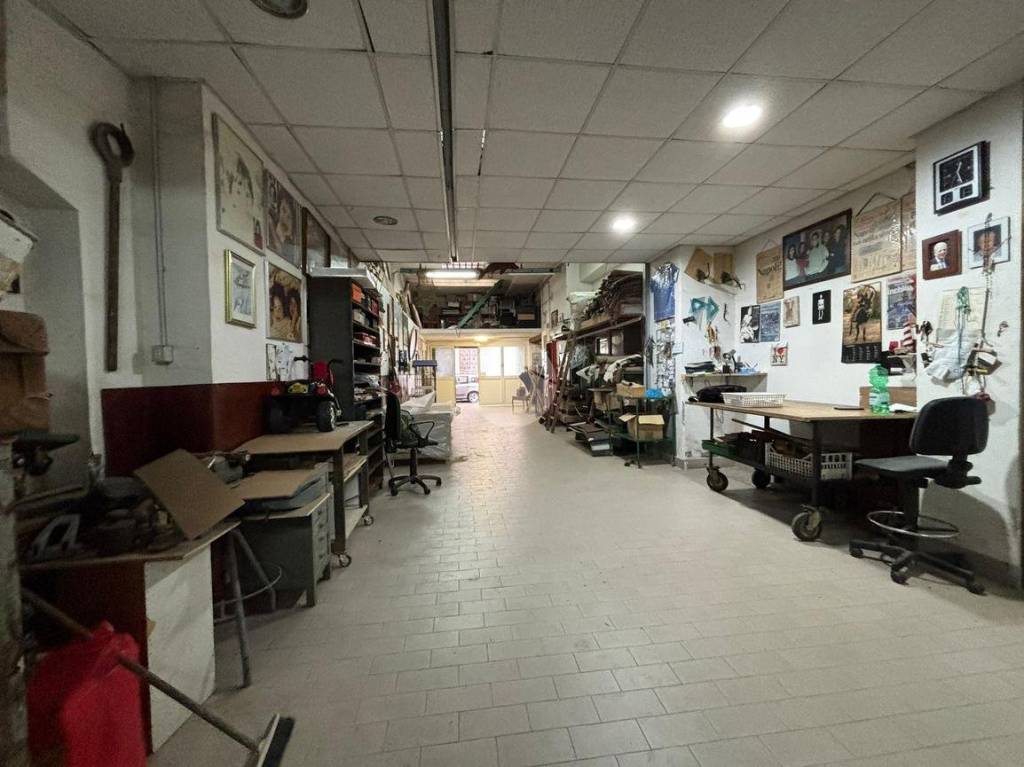 negozio in vendita a Napoli in zona Capodichino