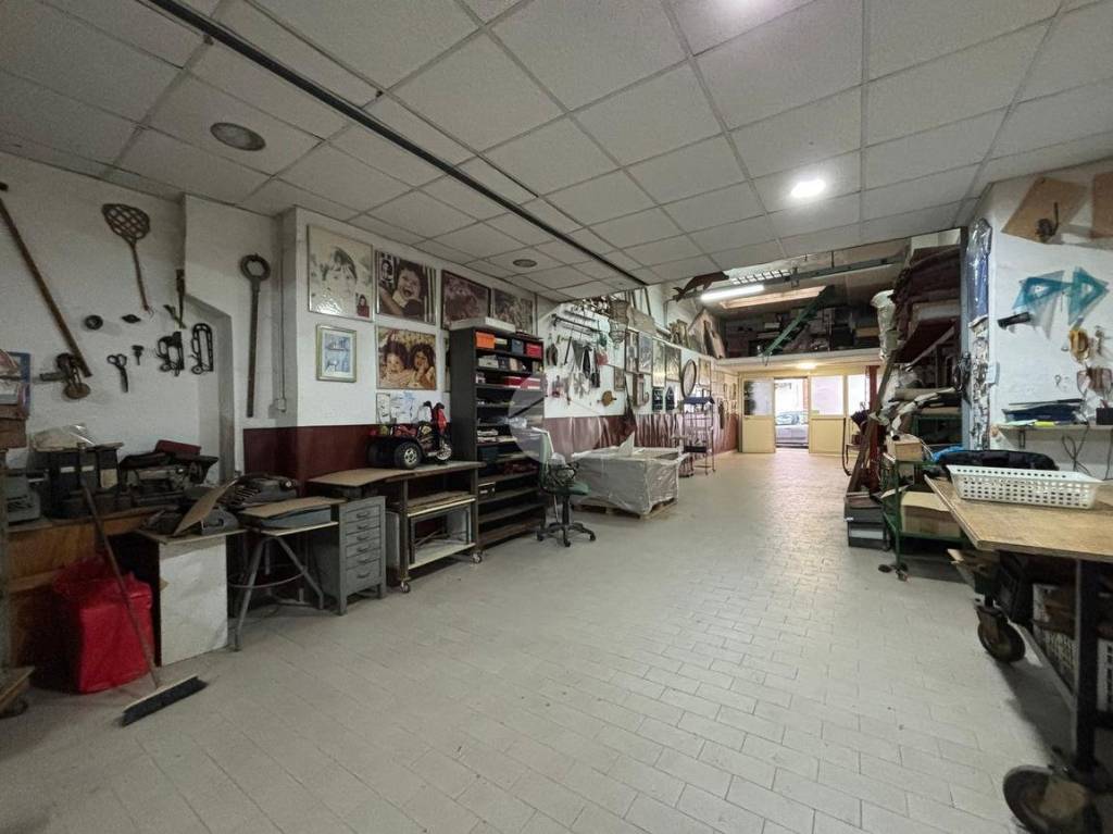 negozio in vendita a Napoli in zona Capodichino