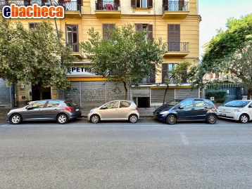 locale commerciale in vendita a Napoli in zona Arenella