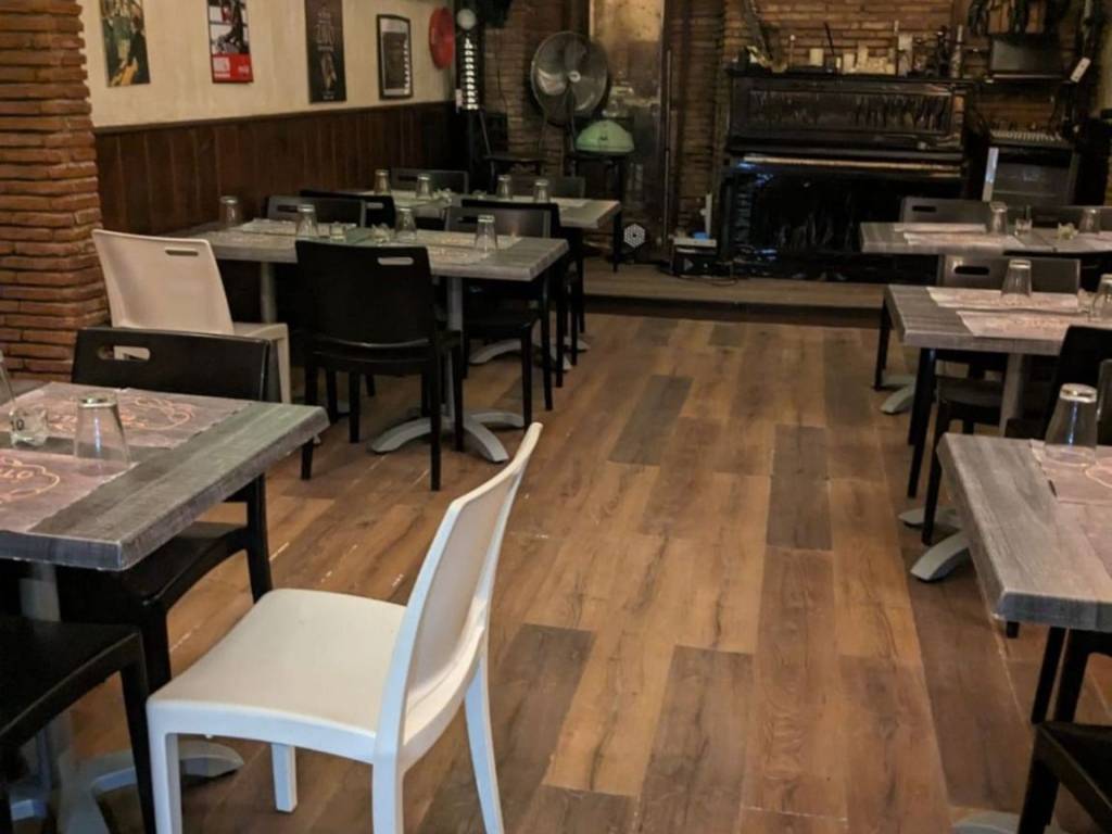 negozio in vendita a Napoli in zona Chiaia