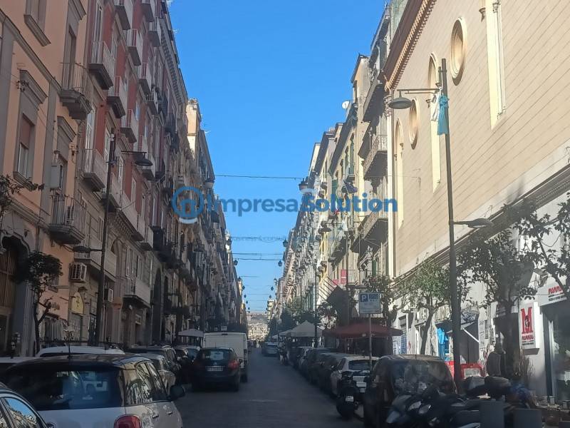locale commerciale in vendita a Napoli in zona Pendino / San Giuseppe