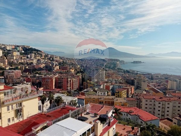 appartamento in vendita a Napoli in zona Chiaia