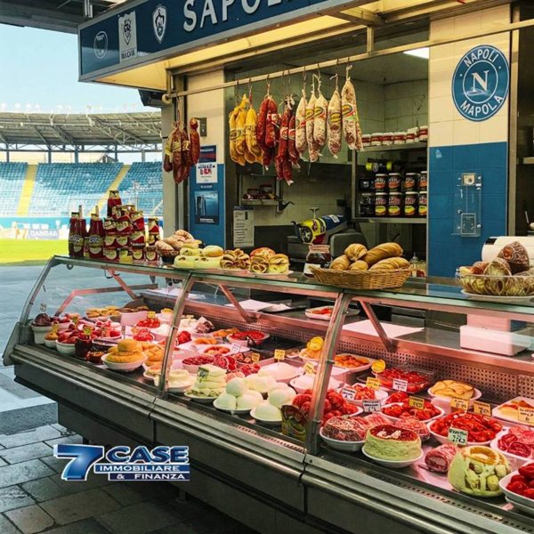 negozio in vendita a Napoli in zona Fuorigrotta