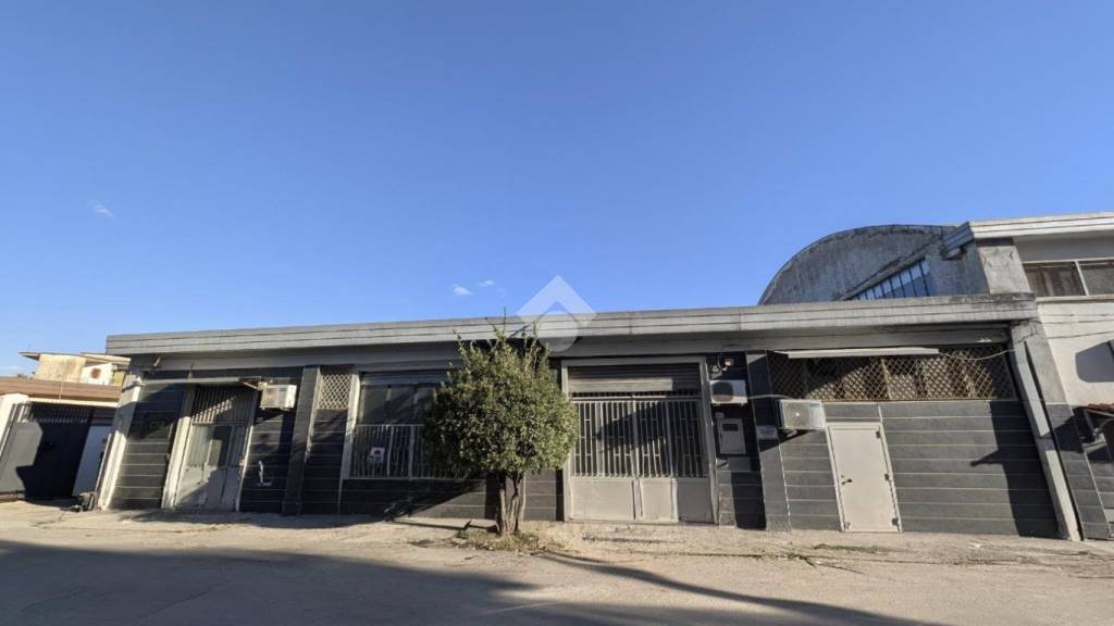 locale commerciale in vendita a Napoli in zona Scampia