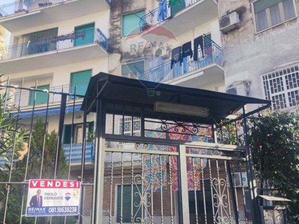 negozio in vendita a Napoli in zona San Carlo all'Arena