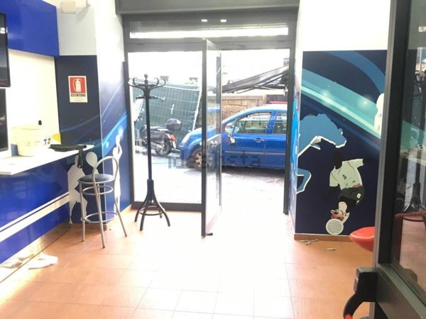 locale commerciale in vendita a Napoli in zona Chiaia