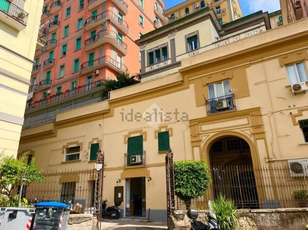 appartamento in vendita a Napoli in zona Chiaia