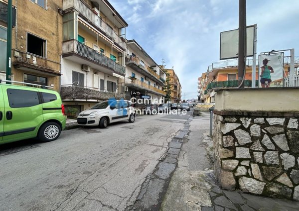 locale commerciale in vendita a Napoli in zona Pianura