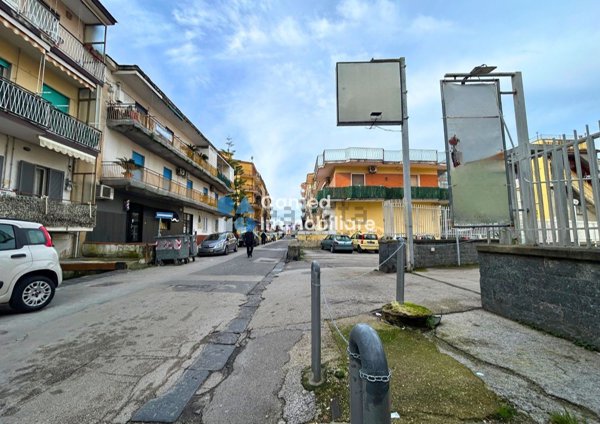 locale commerciale in vendita a Napoli in zona Pianura