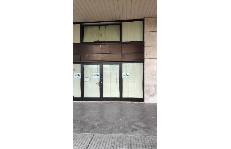 locale commerciale in vendita a Napoli in zona Vicaria