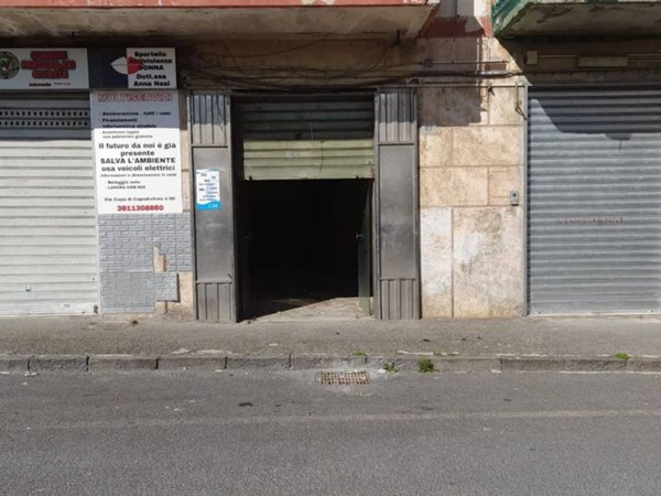 negozio in vendita a Napoli in zona Capodimonte / Colli Aminei