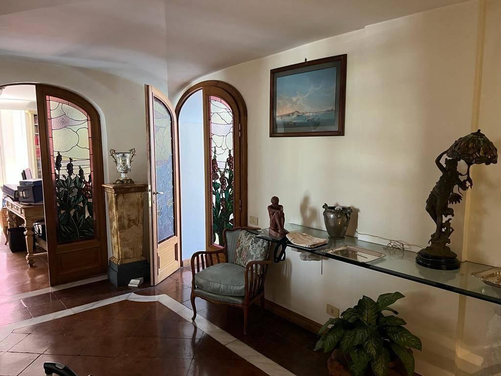 appartamento in vendita a Napoli in zona Chiaia