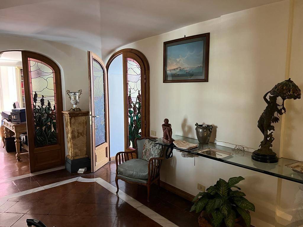 appartamento in vendita a Napoli in zona Chiaia