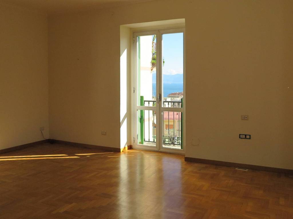 appartamento in vendita a Napoli in zona Chiaia