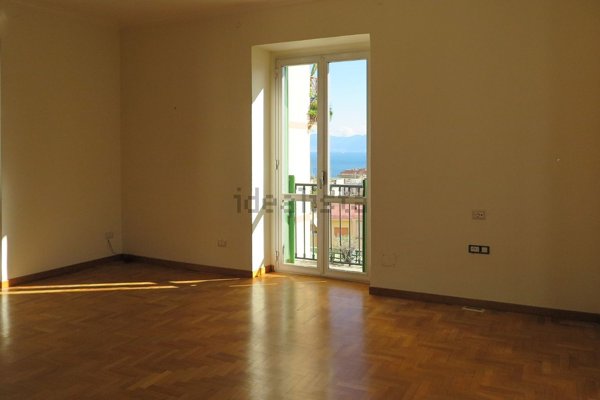 appartamento in vendita a Napoli in zona Chiaia