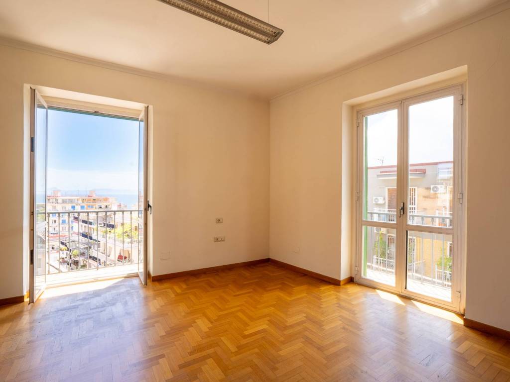 appartamento in vendita a Napoli in zona Chiaia