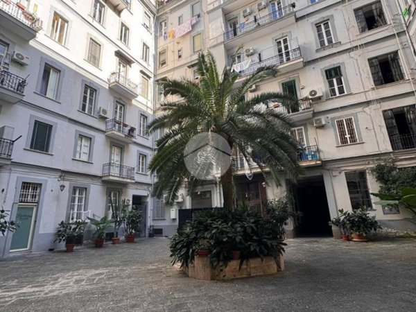 appartamento in vendita a Napoli in zona Chiaia