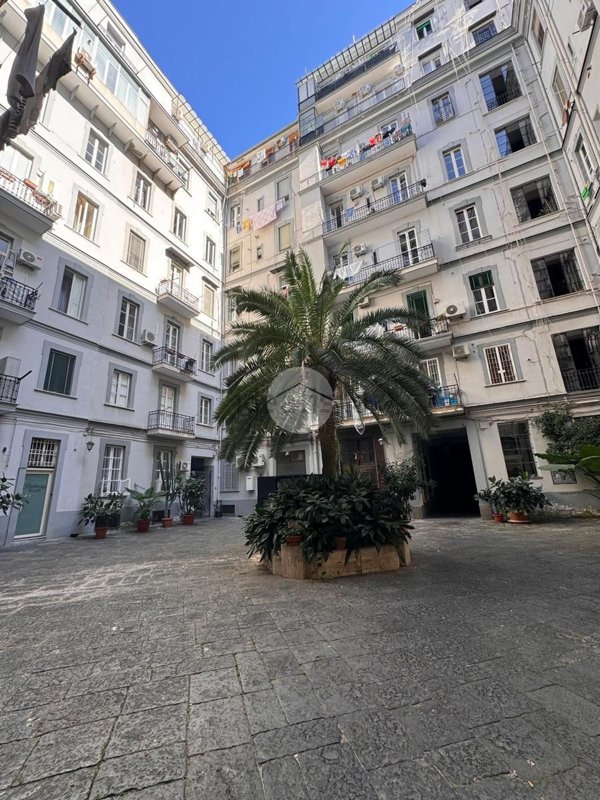 appartamento in vendita a Napoli in zona Chiaia