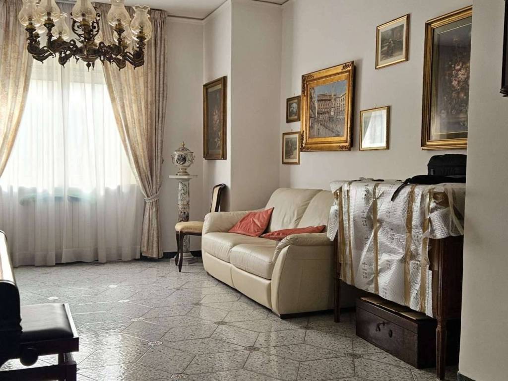 appartamento in vendita a Napoli in zona San Carlo all'Arena