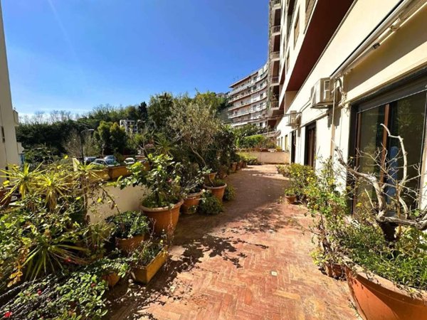 appartamento in vendita a Napoli in zona Chiaia