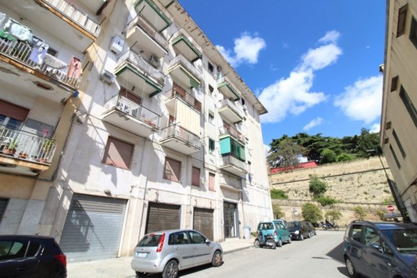 appartamento in vendita a Napoli in zona San Carlo all'Arena