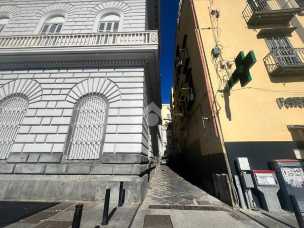 appartamento in vendita a Napoli in zona Chiaia