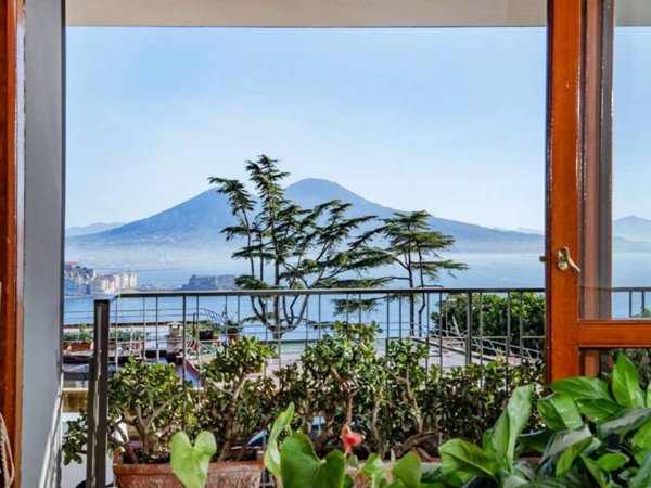 appartamento in vendita a Napoli in zona Chiaia