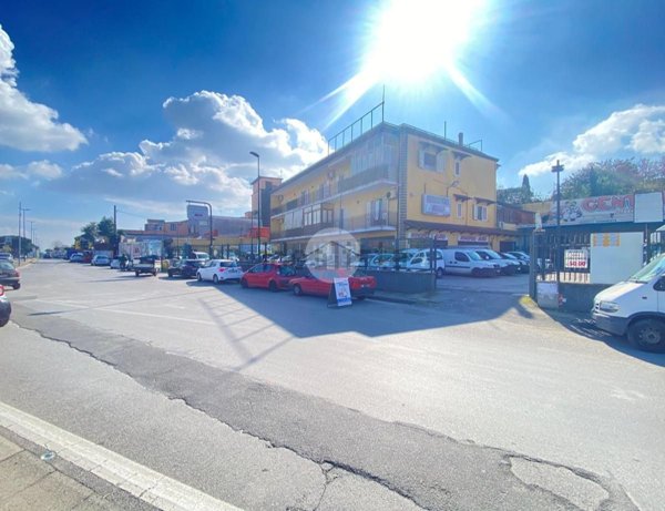 negozio in vendita a Napoli in zona Pianura