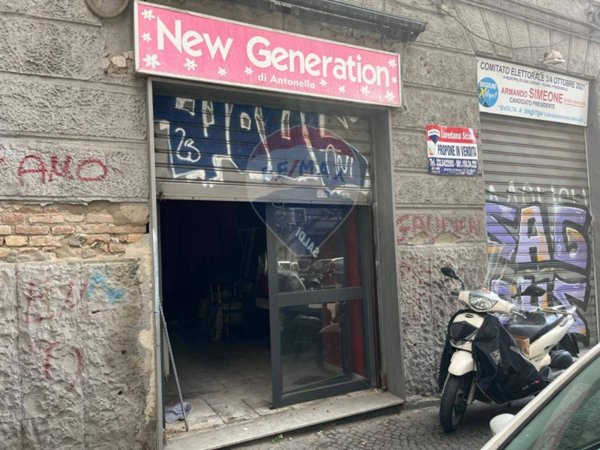 locale commerciale in vendita a Napoli in zona Vicaria