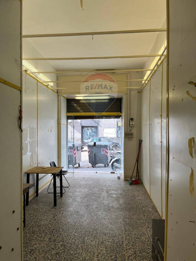 locale commerciale in vendita a Napoli in zona Vicaria