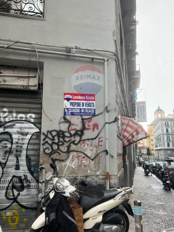 locale commerciale in vendita a Napoli in zona Vicaria
