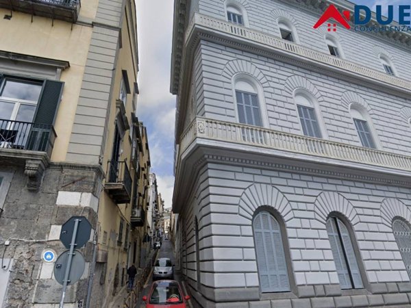appartamento in vendita a Napoli in zona Chiaia