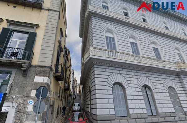 appartamento in vendita a Napoli in zona Chiaia