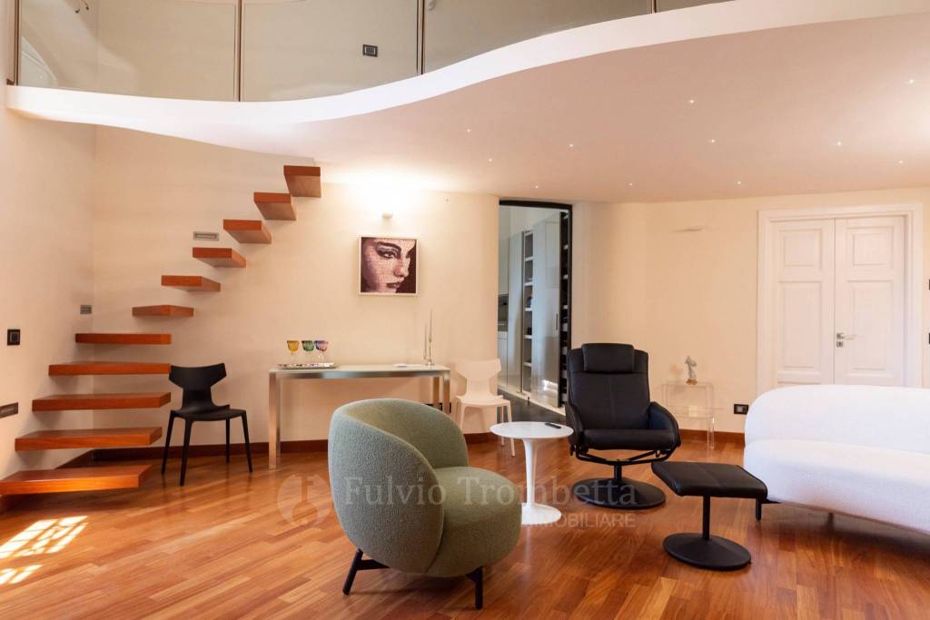 appartamento in vendita a Napoli in zona Chiaia