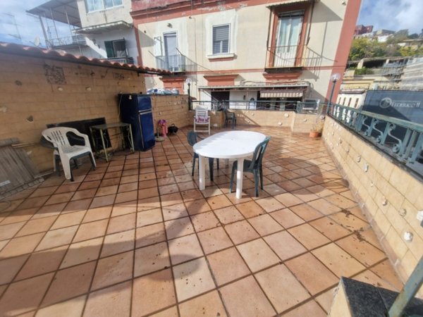appartamento in vendita a Napoli in zona San Carlo all'Arena