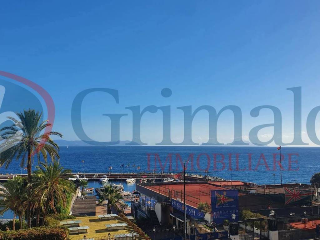 appartamento in vendita a Napoli in zona Chiaia