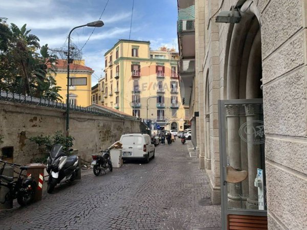 appartamento in vendita a Napoli in zona Chiaia